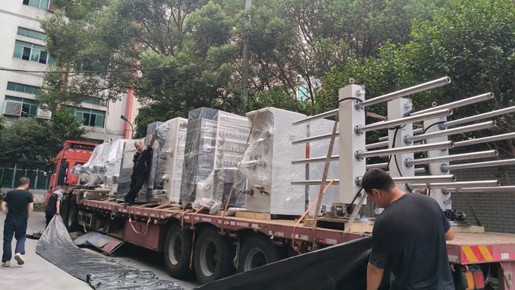 拆封拉线机要发走啦